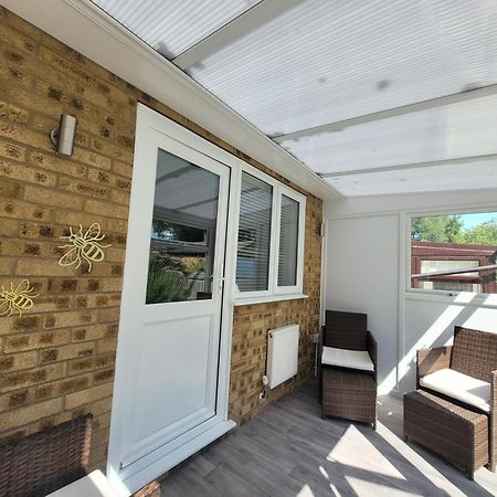 Bumblebee Bungalow - With Separate Office And Gaming Space By Catchpole Stays โคล์เชสเตอร์ ภายนอก รูปภาพ