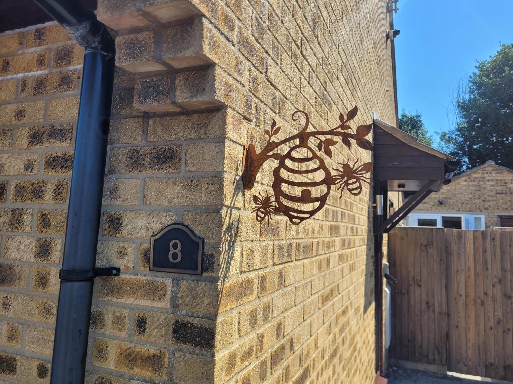 Bumblebee Bungalow - With Separate Office And Gaming Space By Catchpole Stays โคล์เชสเตอร์ ภายนอก รูปภาพ
